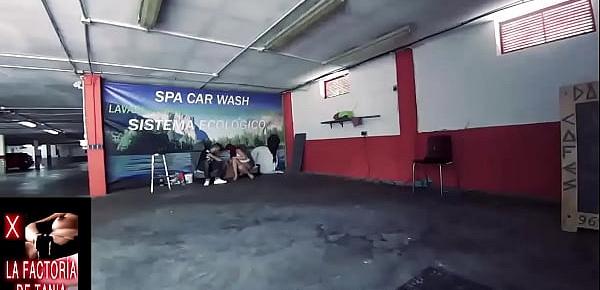 Mamada en un lavado de autos público